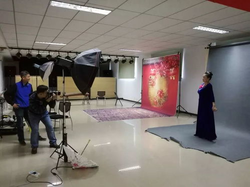 香山街道社區(qū)服務中心為老年志愿者拍攝藝術照，定格最美夕陽紅